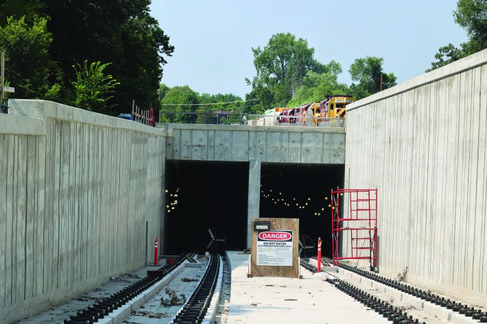 tunnel train